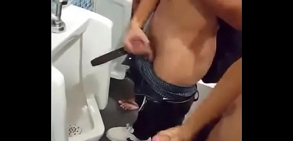  amigos batendo punheta no banheiro público